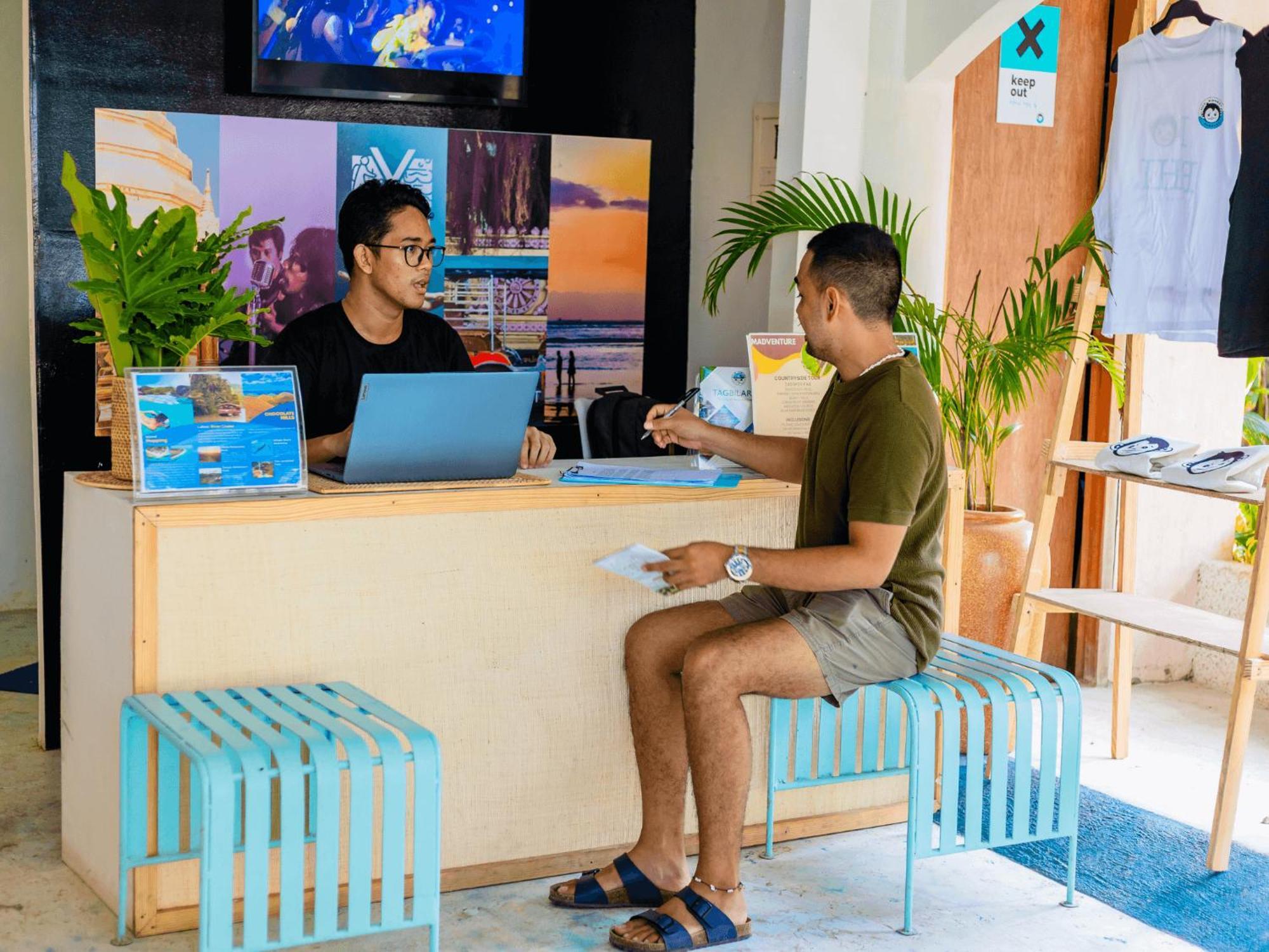 Mad Monkey Panglao Hostel Екстериор снимка