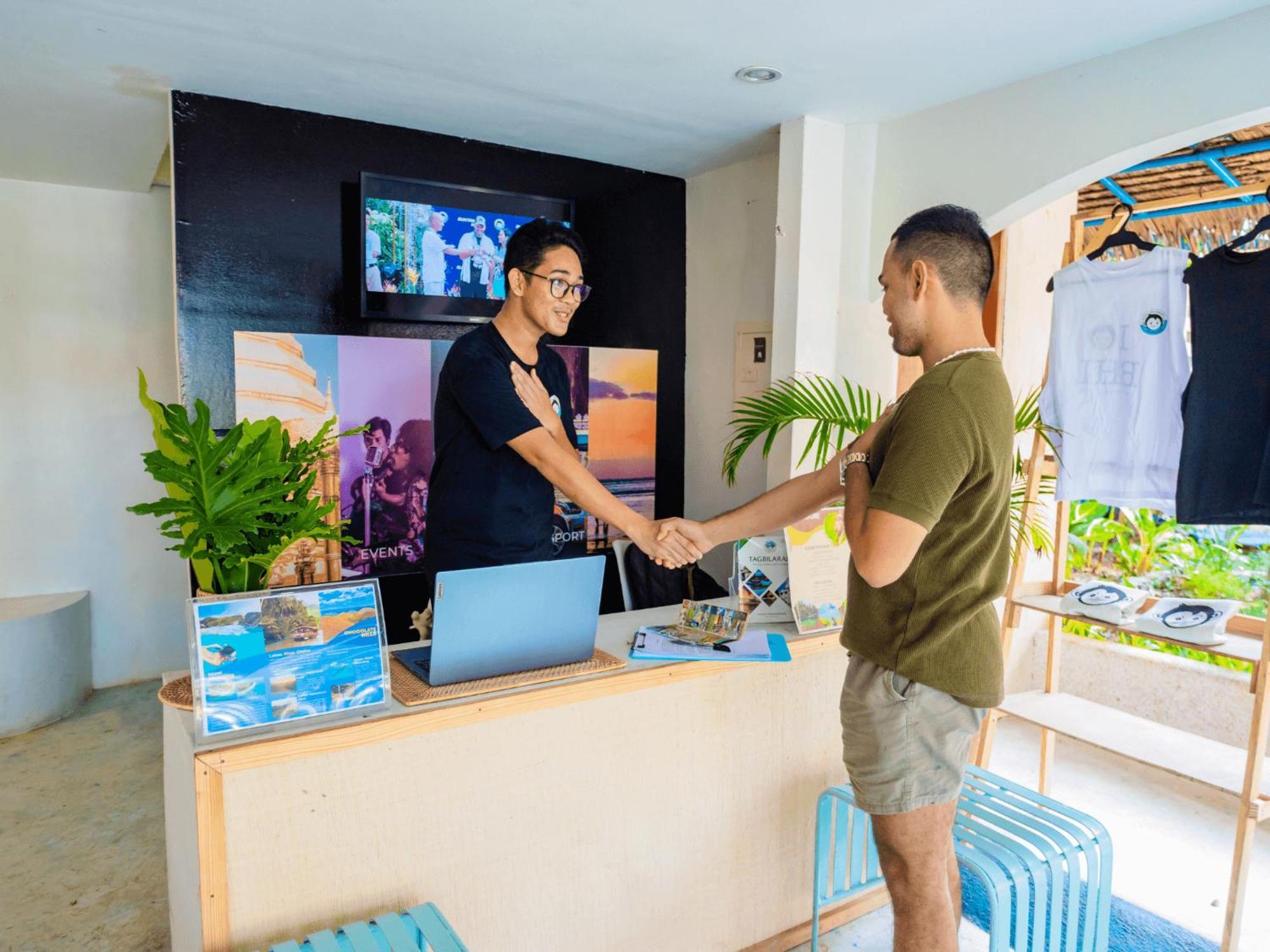 Mad Monkey Panglao Hostel Екстериор снимка